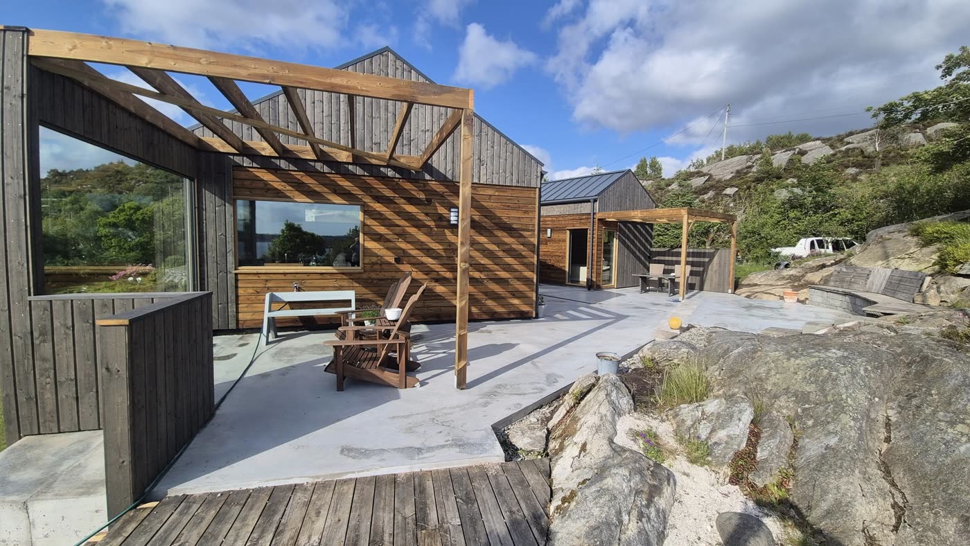 Hytte med pergola og terrasse på svaberg, etter grunnarbeid