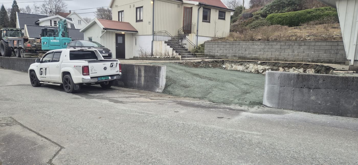 GTI-bil foran ny innkjørsel som er skåret ut i en mur