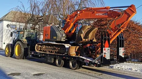 Gravemaskin på maskinhenger