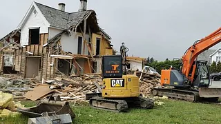 Revet bolighus med gravemaskiner